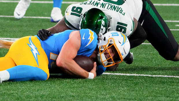 Jets' DE John Franklin-Myers (91) sacks Chargers' QB Justin Herbert (10)